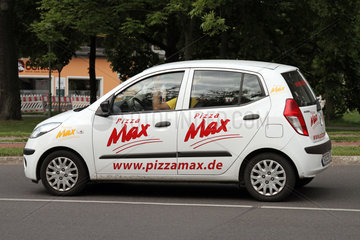 Berlin  Deutschland  Lieferservice der Firma Pizza Max