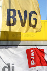Berlin  Deutschland  Fahne der BVG und von Ver.di