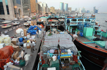 Dubai  Vereinigte Arabische Emirate  ein Boot am Dubai Creek wird im Hafen entladen