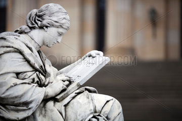 Berlin  Deutschland  eine lesende Muse des Schiller-Denkmals auf dem Gendarmenmarkt