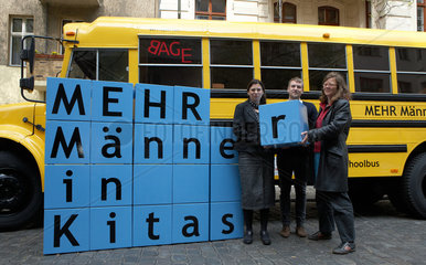 Berlin  Deutschland  Sandra Scheeres  Krischan Kahlert und Hilke Falkenhagen werben fuer das das Projekt Mehr Maenner in Kitas