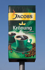 Berlin  Deutschland  Aussenwerbung fuer Jacobs Kroenung an dem Kraft Foods Werk in Berlin-Neukoelln
