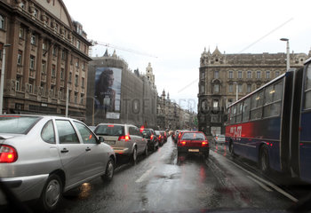 Budapest  Ungarn  Rushhour in der Innenstadt bei Regen