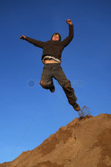 Schependorf  Deutschland  ein Junge macht einen Luftsprung