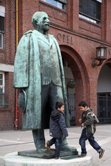 Ruesselsheim  Deutschland  Kinder an der Adam Opel Statue vor dem Eingang