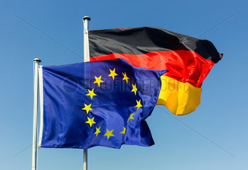 Berlin  Deutschland  Europaflagge und Bundesflagge wehen im Wind