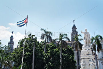 Havanna  Kuba  das Denkmal von Jose Marti und die kubanische Flagge auf dem Central Park in Alt-Havanna