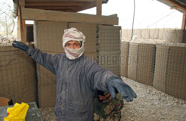 Mazar-e Sharif  Afghanistan  afghanischer Arbeiter verlaesst den Sicherheitsbereich