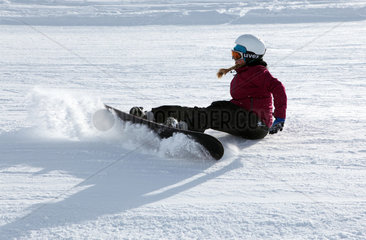 Krippenbrunn  Oesterreich  ein Maedchen stuerzt beim Snowboarden