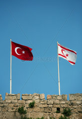 Kyrenia  Tuerkische Republik Nordzypern  Fahnen der Tuerkei (links) und Nordzypern