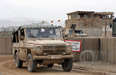 Mazar-e Sharif  Afghanistan  ISAF-Soldaten passieren das Maingate in Camp Marmal