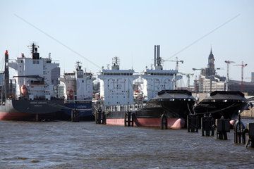 Hamburg  Deutschland  Auflieger  Schiffe ohne Ladung  liegen im Hafen fest