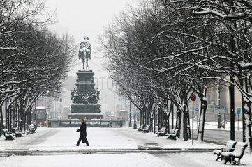 Berlin  Deutschland  Unter den Linden und das Reiterdenkmal Friedrich der Grosse