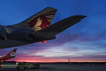 Berlin  Deutschland  Heckfluegel von Flugzeugen der Qatar Airways und Air Berlin