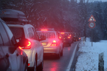 Schleiz  Deutschland  Stau auf einer Landstrasse bei Daemmerung im Winter