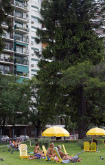 Buenos Aires  Argentinien  Argentinier sonnen sich im Park