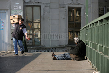 Istanbul  Tuerkei  Obdachloser auf der Fussgaengerbruecke am Goldenen Horn