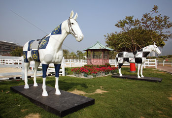 Hongkong  China  Pferdeskulpturen auf der Anlage der Olympischen Reiterspiele 2008