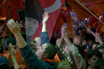 Girne  Tuerkische Republik Nordzypern  Parteianhaenger mit einer einer Tuerkeifahne mit Atatuerk drauf