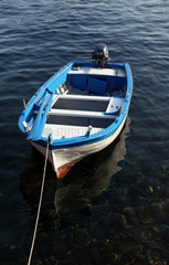 Alicudi  Italien  leeres Ruderboot im Wasser