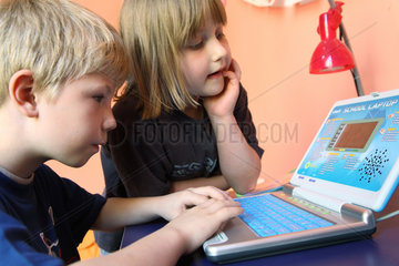 Berlin  Deutschland  zwei Kinder lernen am Kindercomputer