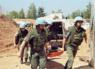 Sarajevo  Bosnien und Herzegowina  UNO-Soldaten evakuieren Verletzte