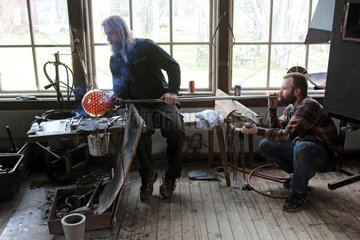 Transjoe  Schweden  Glasblaeser Lars Skulberg (rechts) und Dan Clausen bei der Arbeit