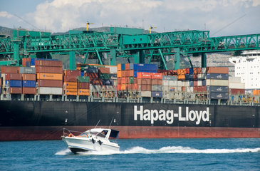 Genua  Italien  Containerschiff der Hapag-Lloyd im Hafen von Genua