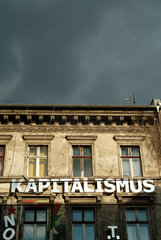 Berlin  Aufschrift Kapitalismus an der Fassade eines ehemals besetzten Hauses