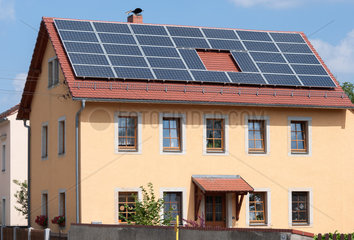 Moritzburg  Deutschland  Solaranlage auf dem Dach eines Privat-Hauses