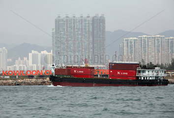Hong Kong  China  leeres Containerschiff vor dem Stadtteil Kowloon