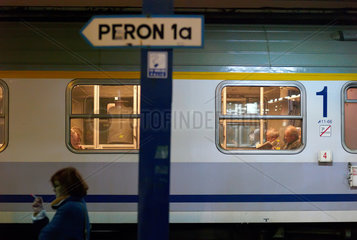 Poznan  Polen  ein Zug und wartende Reisende auf dem Bahnsteig