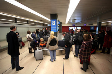 Paris  Frankreich  Reisende warten auf ihre Koffer im Terminal des Flughafen Orly