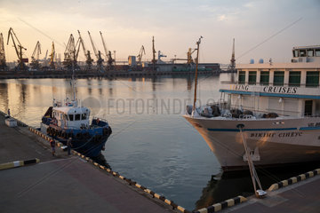 Odessa  Ukraine  Schlepper und Flusskreuzfahrtschiff im Hafen