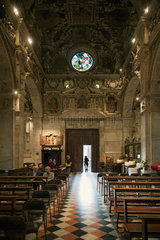 Tirano  Italien  Glaeubige in der Basilica Madonna di Tirano