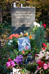 Berlin  Deutschland  das Grab von Marlene Dietrich