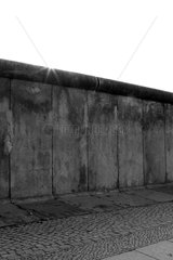 Berlin  Deutschland  Teil der ehemaligen Grenzmauer an der Gedenkstaette Berliner Mauer