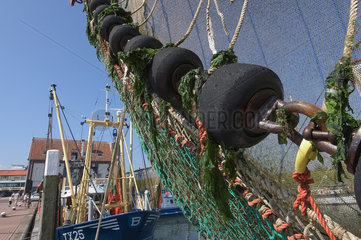 Oudeschild  Niederlande  Fischernetz an einem Boot im Hafen
