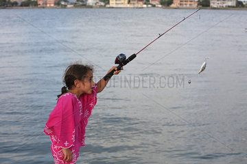 Pass a Grille Beach  USA  Maedchen hat einen Fisch geangelt