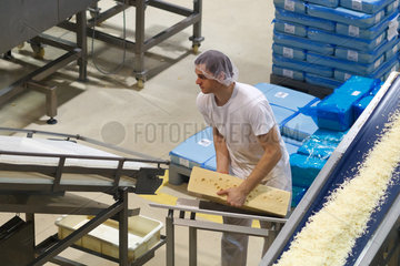 Berlin  Deutschland  ein Mitarbeiter in der Pizzaproduktion bei Freiberger Lebensmittel