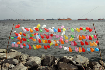 Istanbul  Tuerkei  bunte Luftballons aufgehaengt fuer ein Preisschiessen