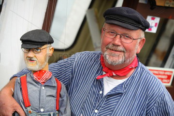 Kiel  Mann mit seiner Marionette