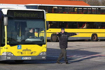 Berlin  Deutschland  Busfahrer der BVG im Betriebshof