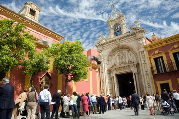 Sevilla  Spanien  Menschen warten auf die Oster-Prozession