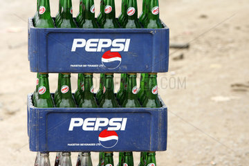 Karatschi  Pakistan  gestapelte Pepsi-Kaesten mit Flaschen