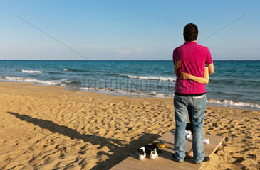 Dipkarpaz  Tuerkische Republik Nordzypern  ein Paar am Golden Beach