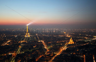 Paris  Frankreich  Stadtpanorama bei Daemmerung