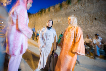 Tetouan  Marokko  Marokkanerinnen abends in der Medina