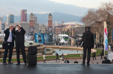 Barcelona  Spanien  Besucher vor dem Messegelaende der Mobilfunkmesse Mobile World Congress