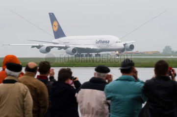 Dresden  Deutschland  der Airbus A380 von Lufthansa startet auf dem Flughafen Dresden